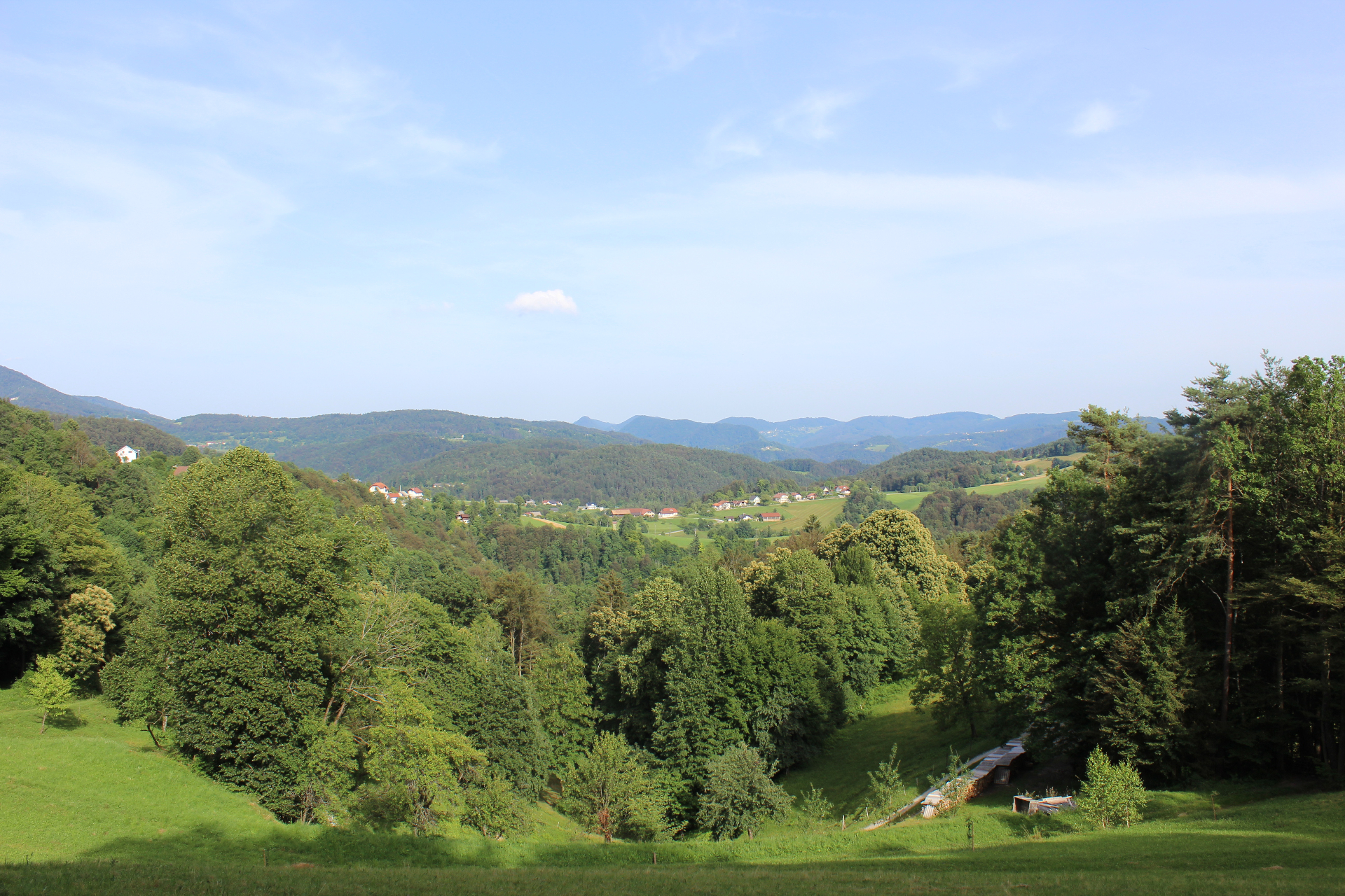 Razgled na okoliške griče iz Glamping Zeleni raj